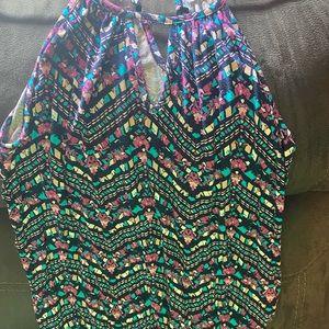 Halter top V neck w/ keyhole